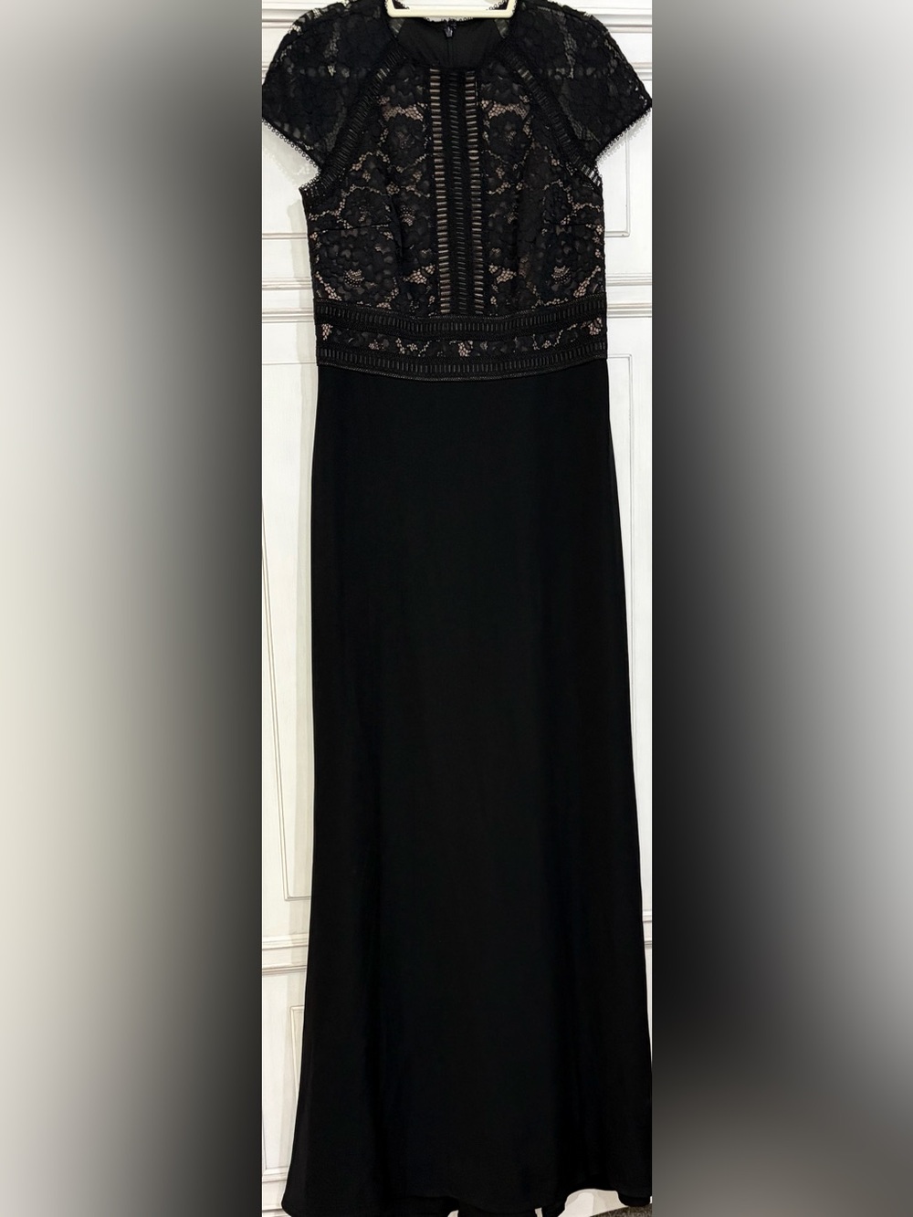 STUNNING SZ 12 PRELOVED Tadashi Shoji Black Lace and Crepe A-Line Gown Black Tie